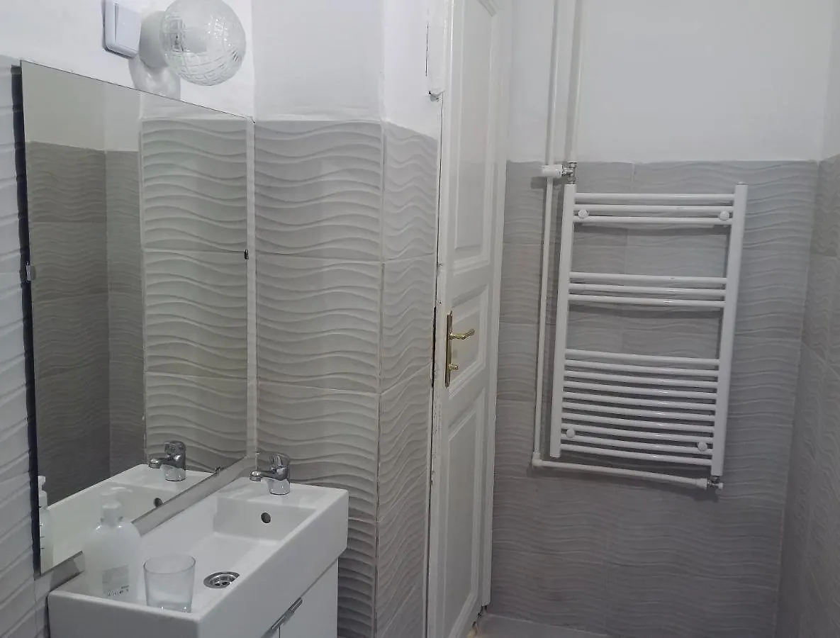 Sleepover City Center Guestrooms Budapest 3*,